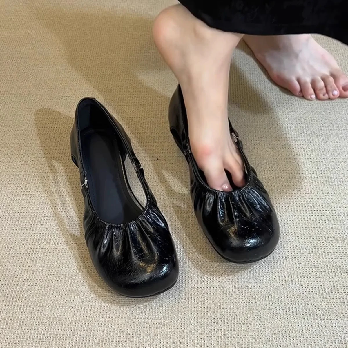 Damen Ballerinas mit elastischem Falten-Design und anpassbarem Riemen Heidi Mode