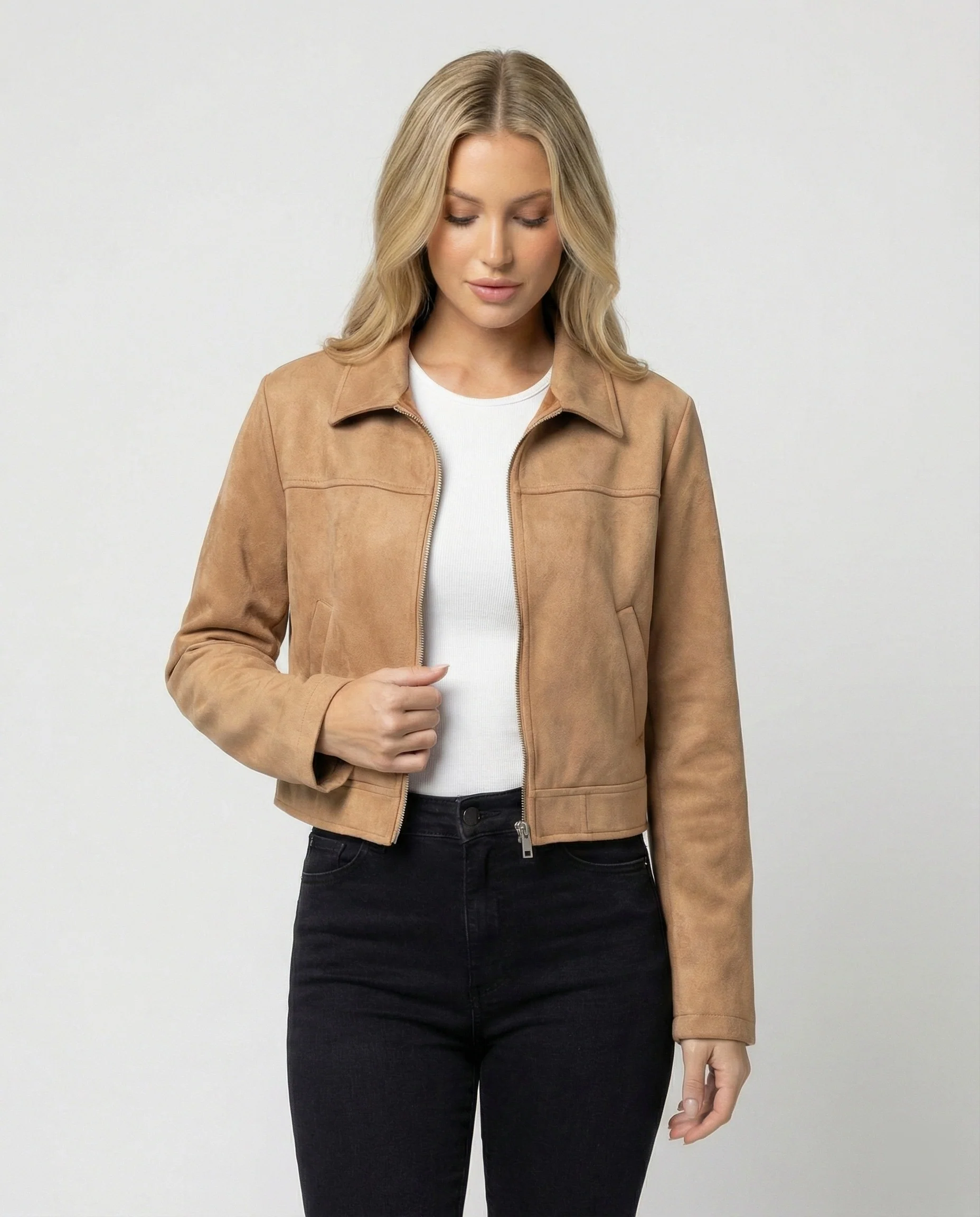Damen Bekleidungsgeschäft kurz geschnittene Reißverschlussjacke mit Hemdkragen und taillierter Silhouette aus Wildlederimitat Heidi-Mode