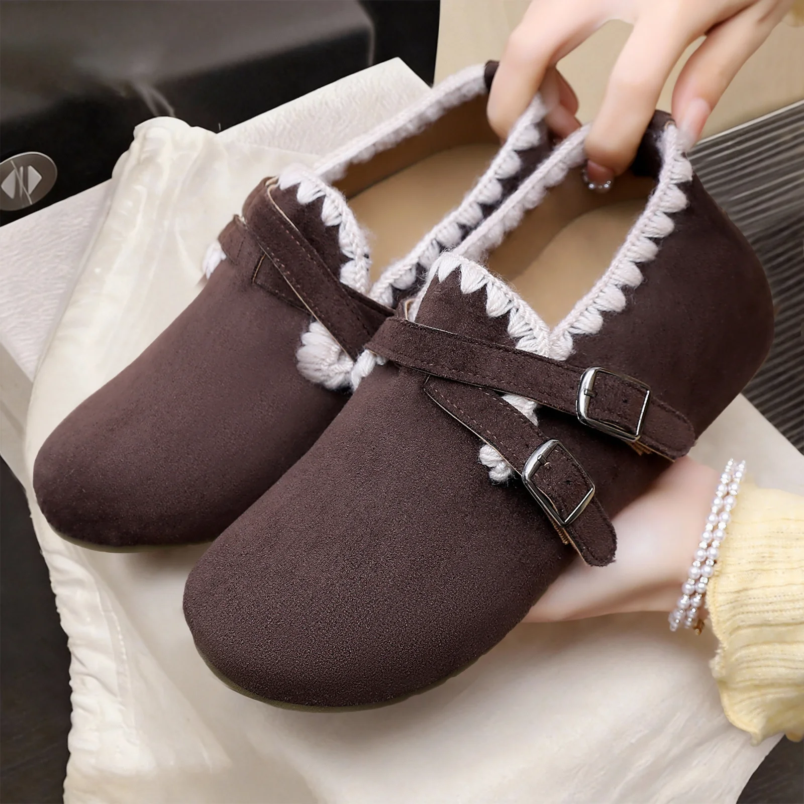 Damen Bequeme Hüttenschuhe mit verstellbaren Riemen und weichem Innenfutter Heidi Mode
