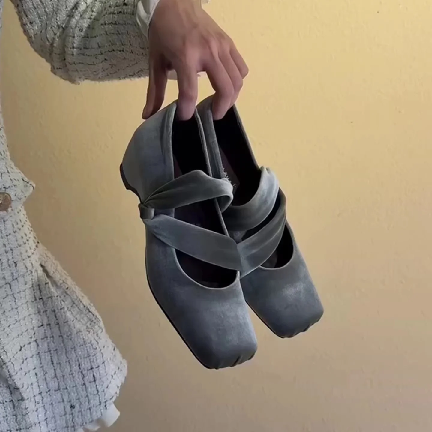 Damen elegante Ballerinas mit modischem Kreuzriemen und hochwertiger Veloursleder-Oberfläche Heidi Mode