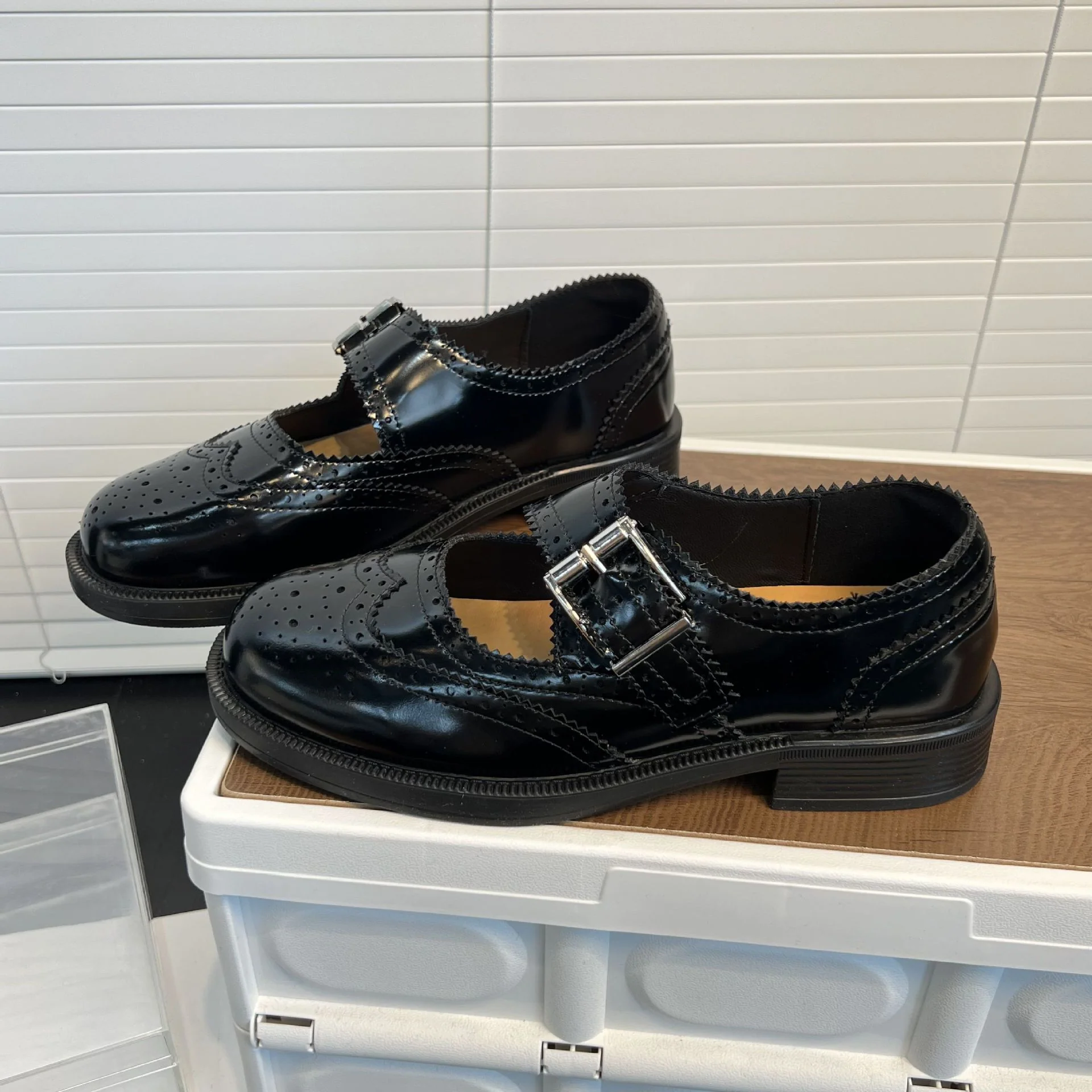 Damen Elegante Ballerinas mit modischem Schnallenverschluss und feiner Perforation Heidi Mode