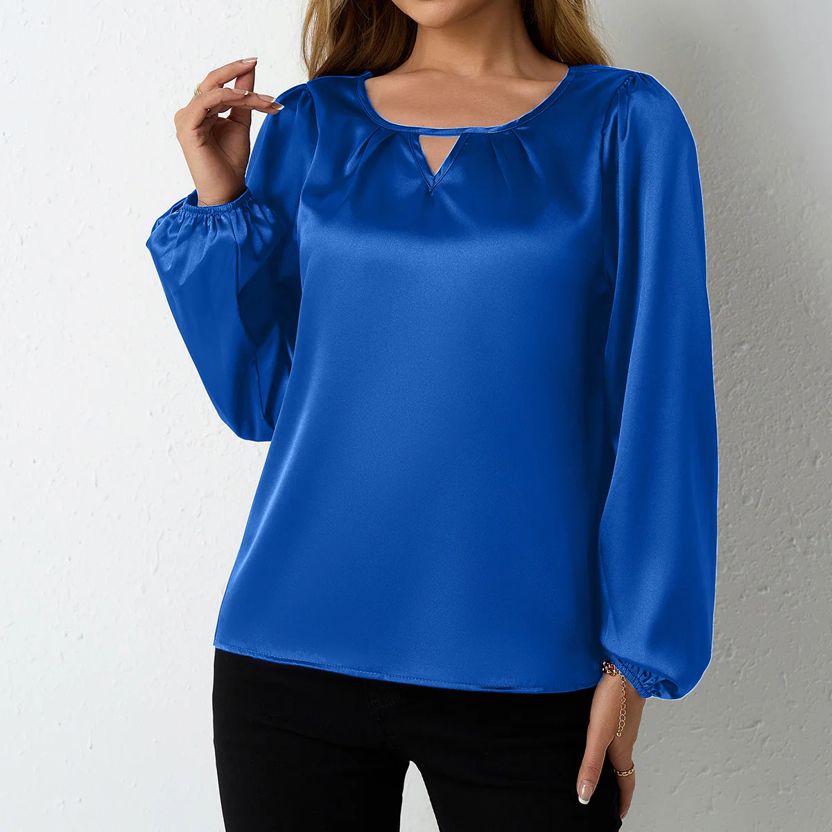 Damen elegante Satinbluse mit verspieltem Schlüsselausschnitt Heidi Mode
