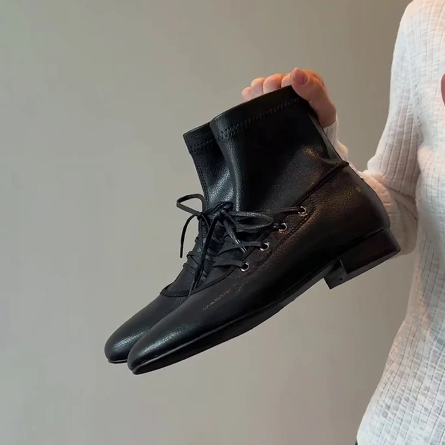 Damen elegante Schnürstiefel aus hochwertigem Leder mit robustem Blockabsatz Heidi Mode