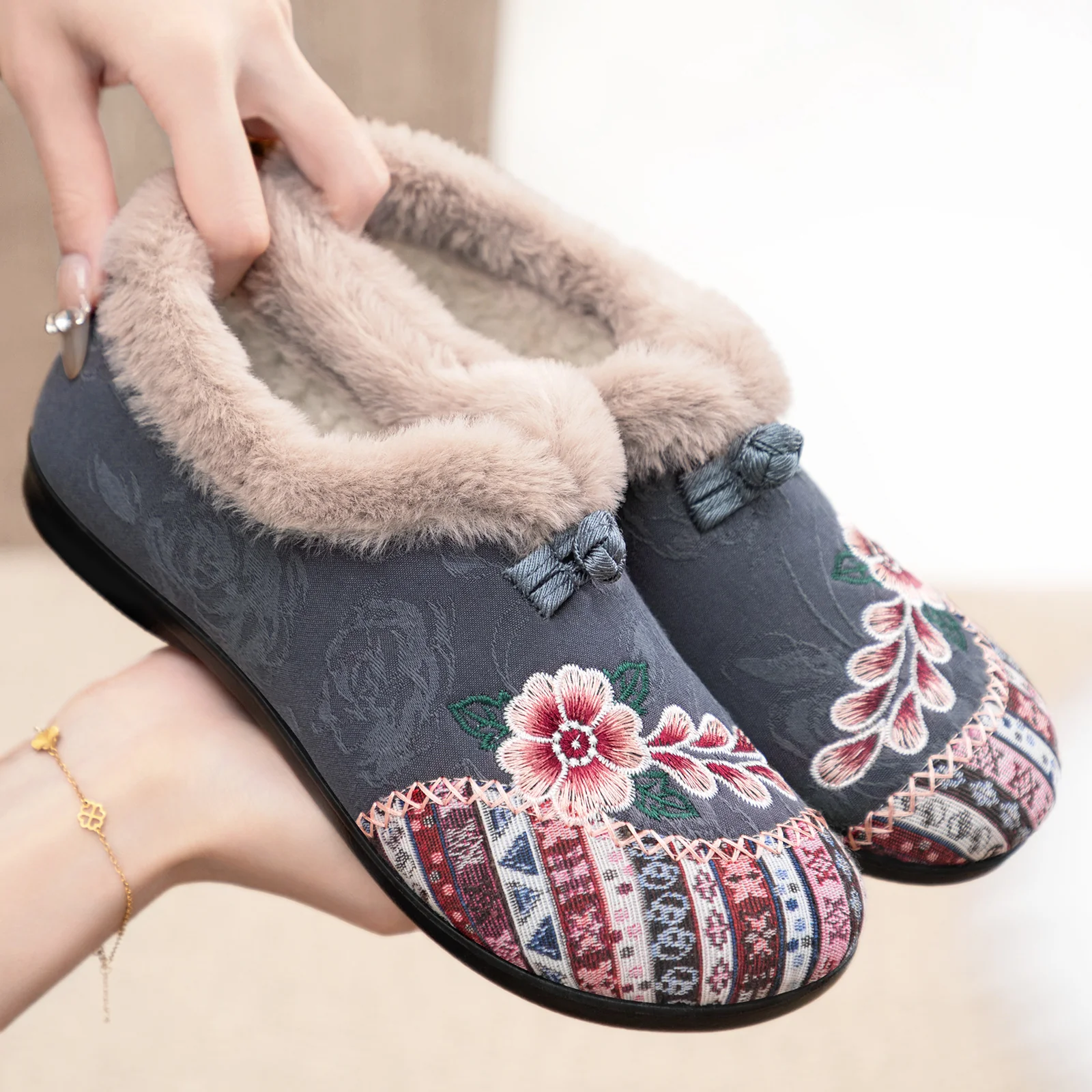 Damen Gemütliche Hausschuhe mit dekorativem Blumenmuster und kuscheligem Innenfutter Heidi Mode