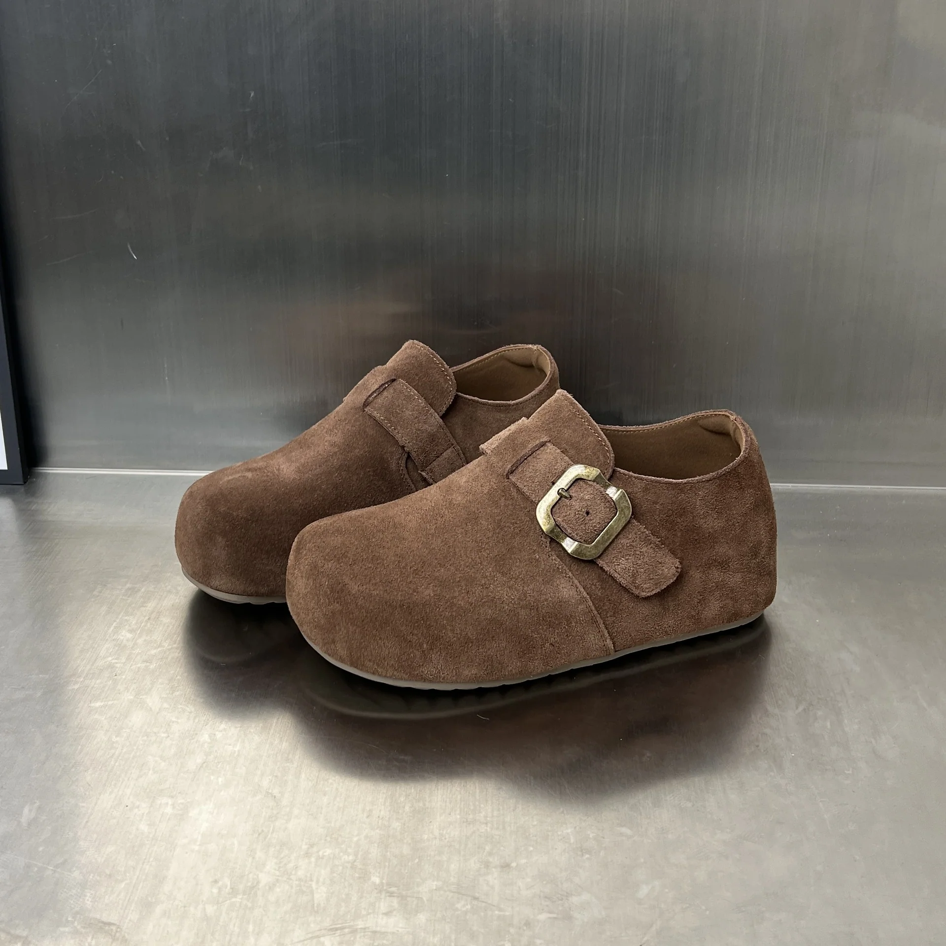 Damen Komfortable Wildleder-Clogs mit elegantem Schnallenverschluss Heidi Mode - Image 2