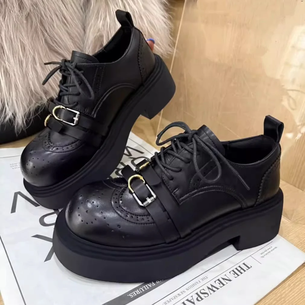 Damen Modische Schnürschuhe mit perforiertem Design und robustem Plateau-Heel Heidi Mode