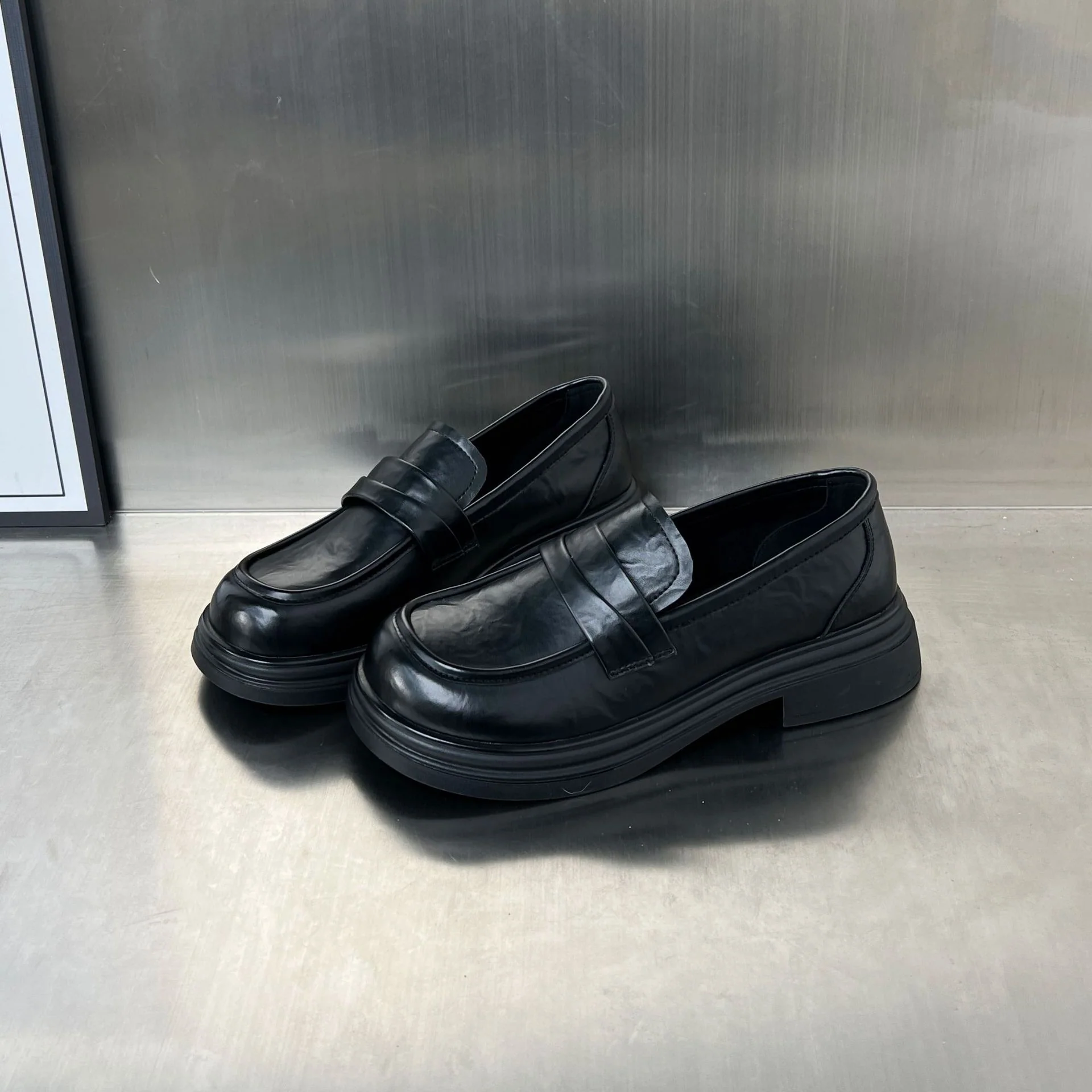 Damen Modische Slipper mit komfortablem Fußbett und edler Verzierungsnaht Heidi Mode