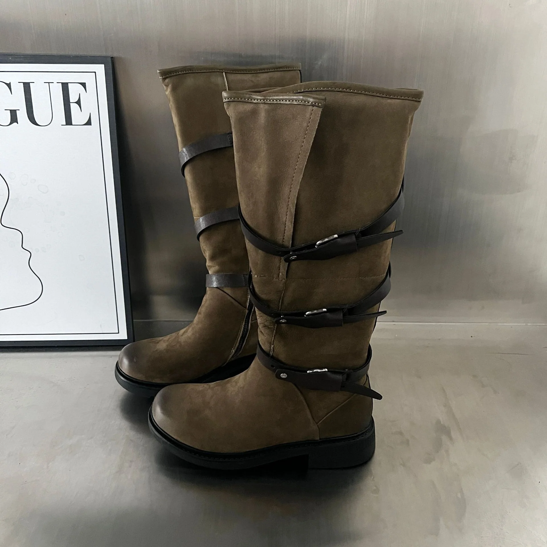 Damen Modische Stiefel mit praktischem Reißverschluss und eleganten Riemen Heidi Mode