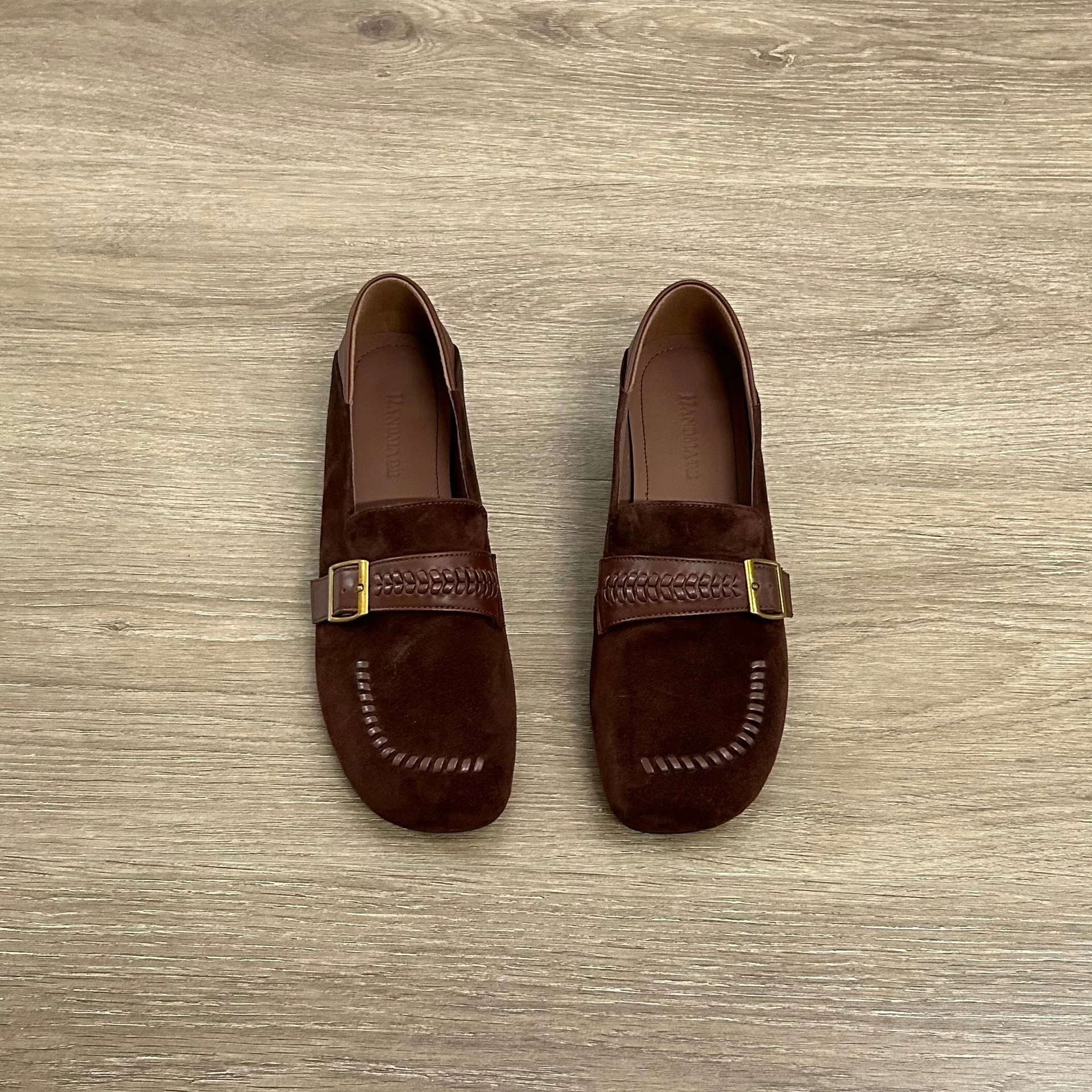 Damen Mokassins aus weichem Wildleder mit dekorativem Riemen Heidi Mode
