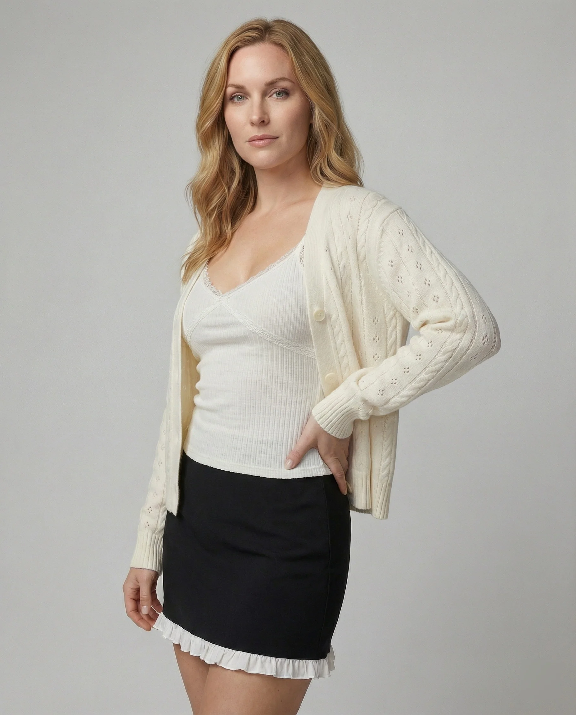 Ajour-Strickcardigan mit Perlmuttknopfleiste, hüftlanger Silhouette und gerippten Bündchen Heidi-Mode