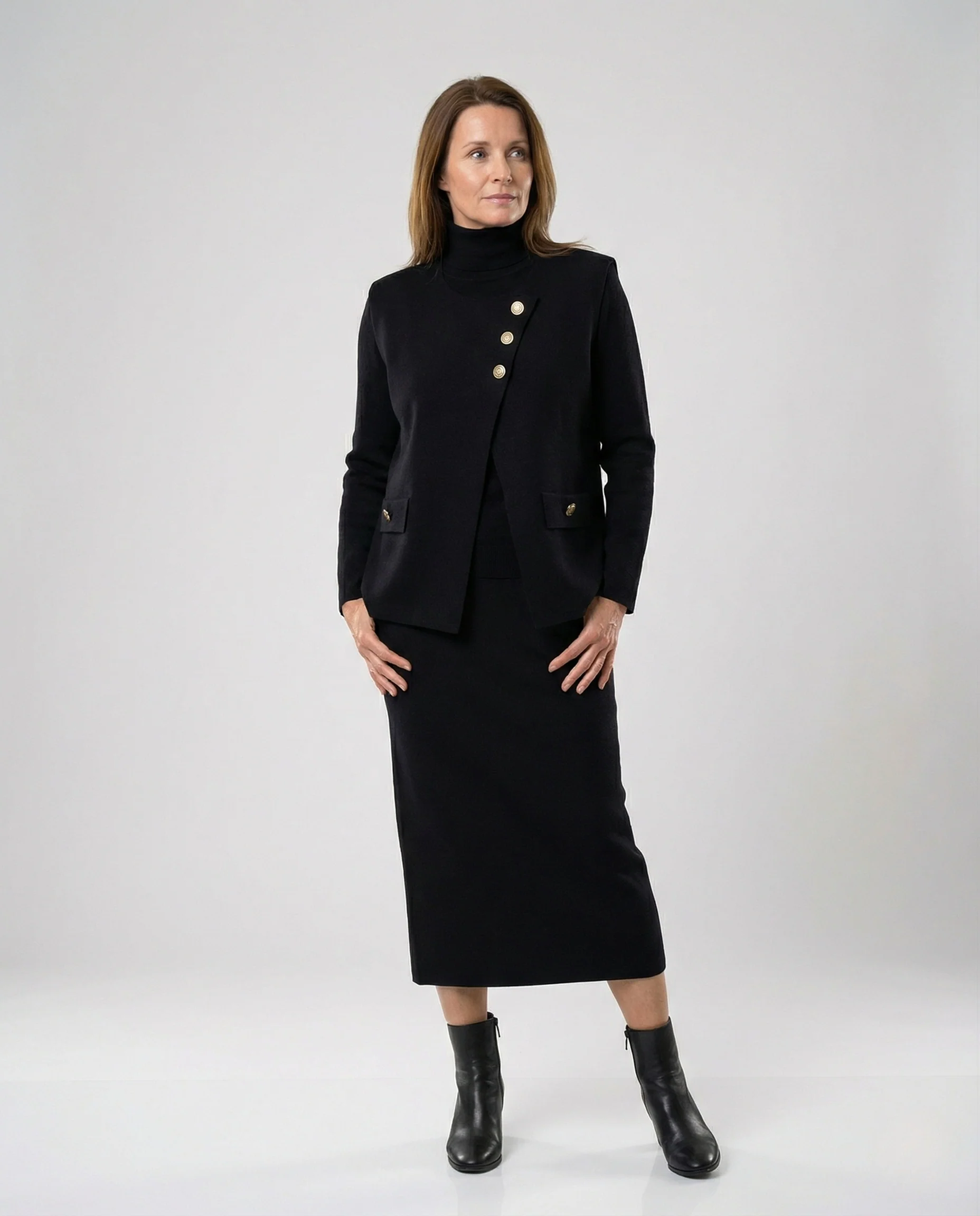 Elegantes Strick-Ensemble mit asymmetrischer Knopfleiste gepolsterten Schultern Pattentaschen und knöchellangem Bleistiftrock Heidi Mode
