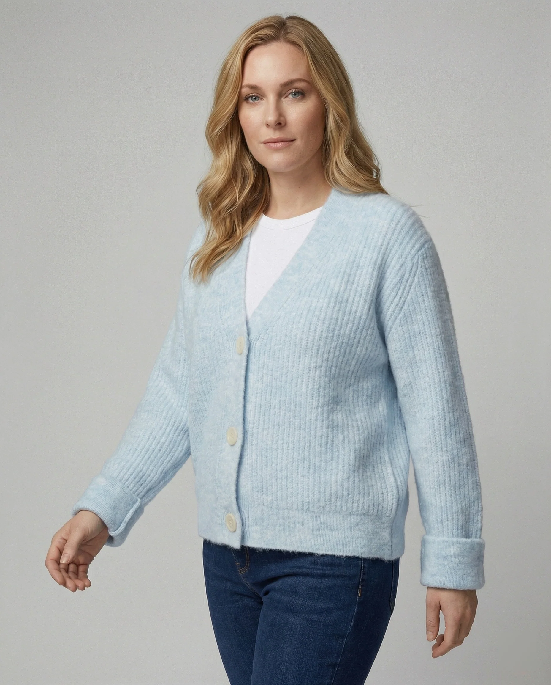 Kurzgeschnittener Cropped-Cardigan mit breiten Rippen, überschnittener Schulter und markanter Knopfleiste Heidi-Mode