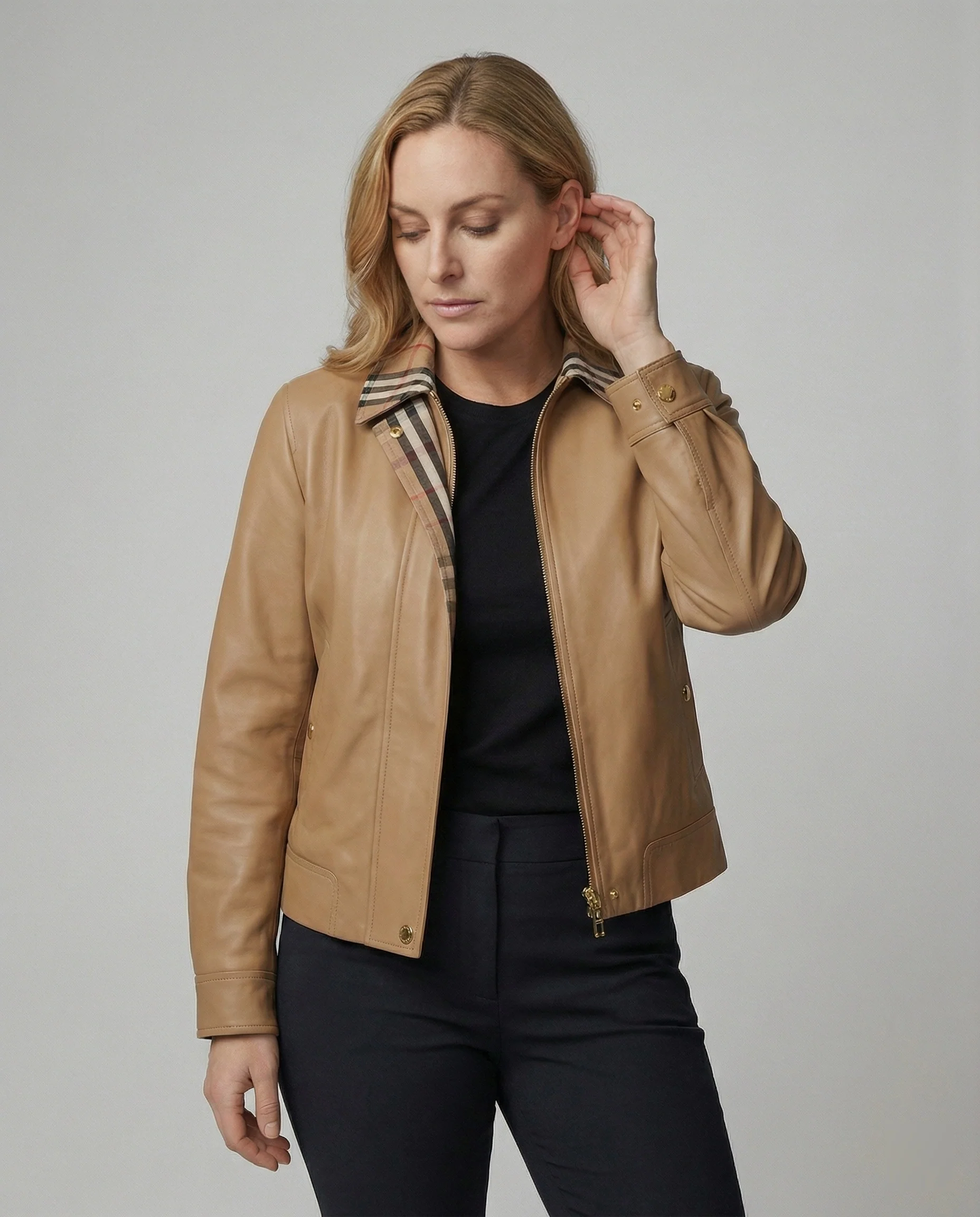 Taillierte Kurzjacke aus Kunstleder mit karierter Innenblende und Reißverschluss Heidi-Mode