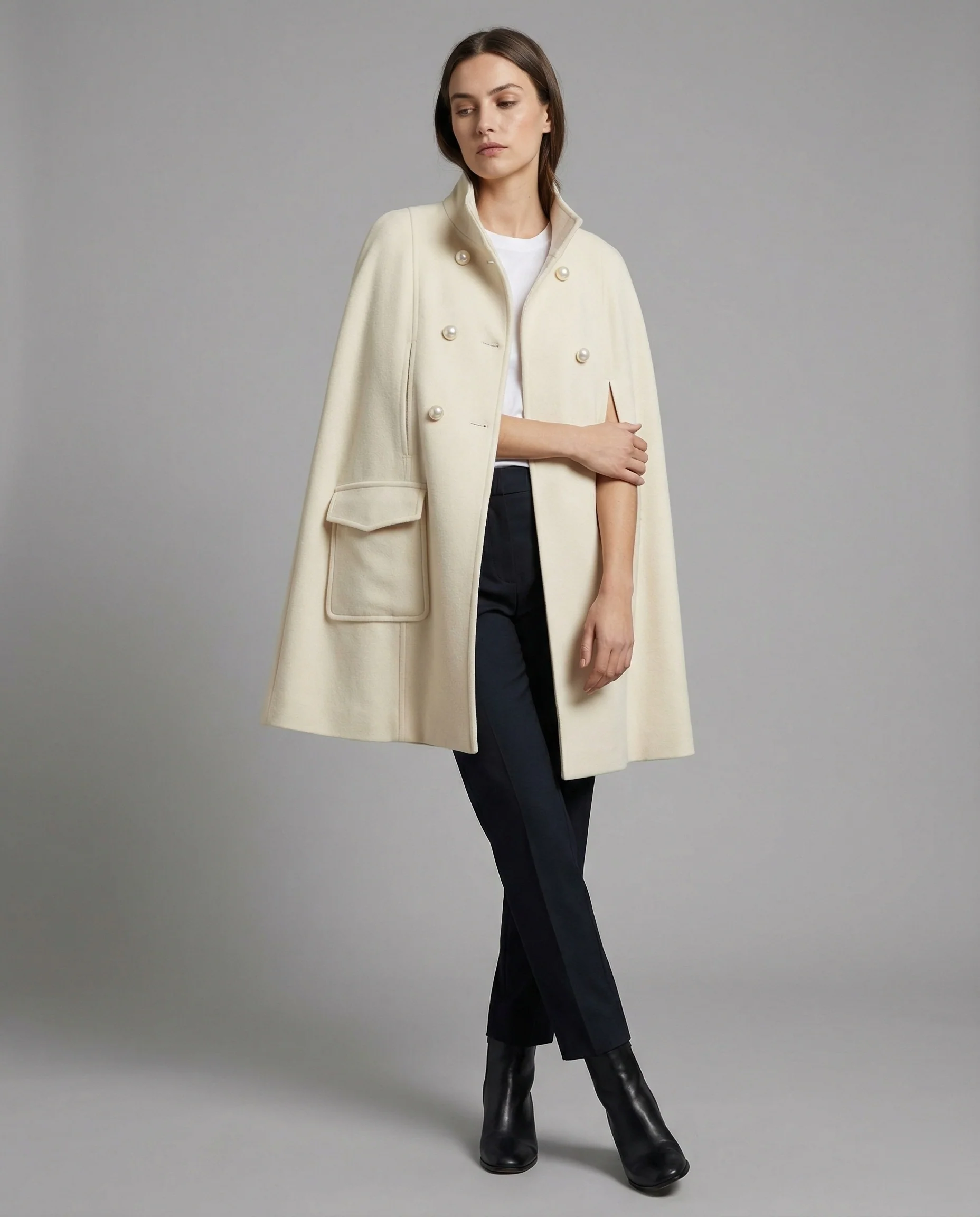 Weiter Wollmix-Cape mit Stehkragen und asymmetrischer Knopfleiste Heidi-Mode