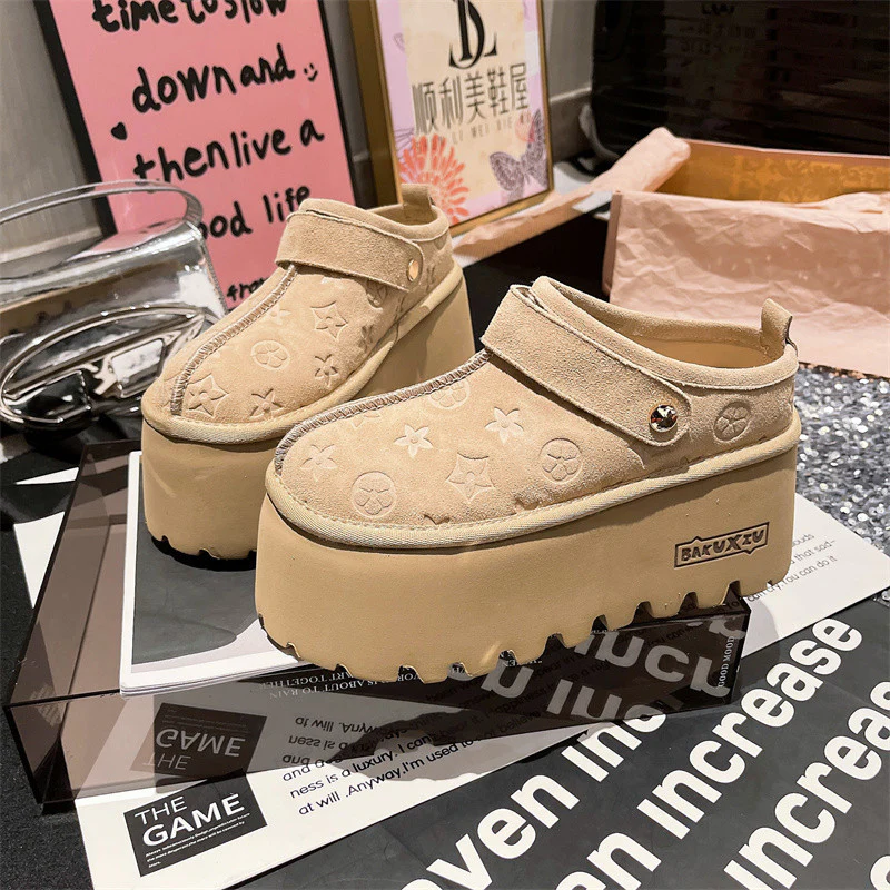 Damen Plattform Clogs mit dekorativem Reliefdesign und verstellbarem Riemen Heidi Mode - Image 3
