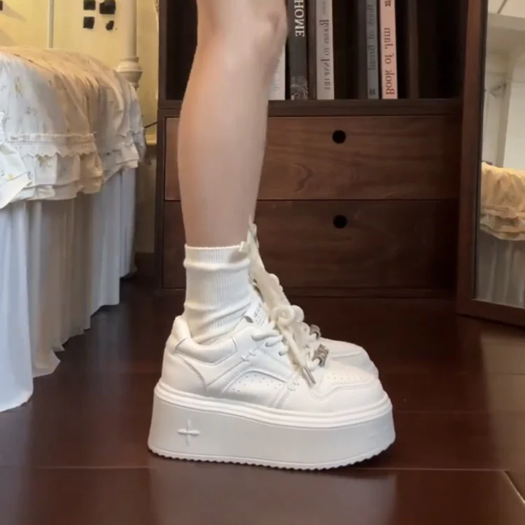 Damen Plattform-Sneaker mit atmungsaktiven Einsätzen und eleganter Schnürung Heidi Mode