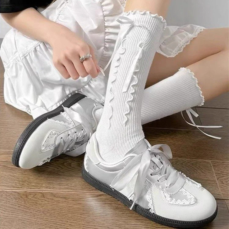 Damen Sneakers mit elegantem Satinband und feinen Häkelverzierungen Heidi Mode