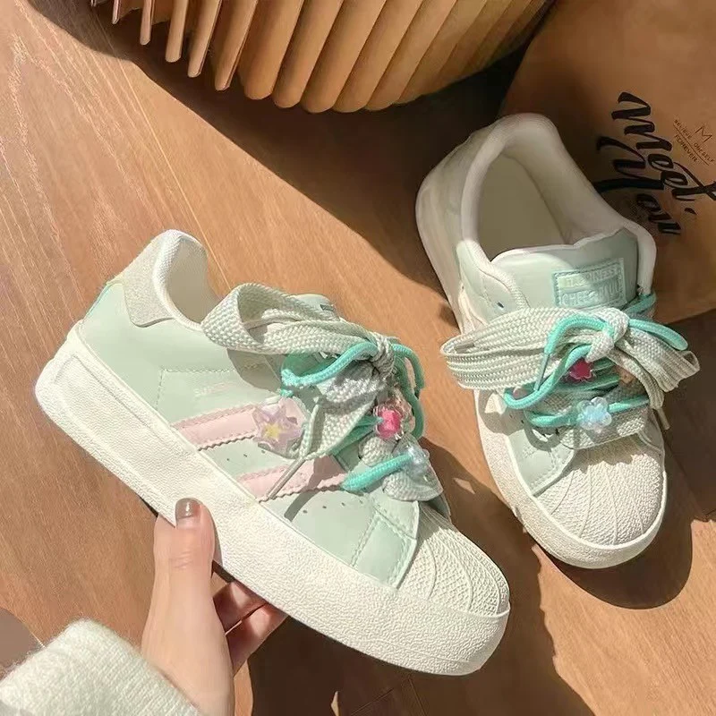 Damen Sneakers mit floralen Schnürsenkeln und weichem Innenfutter Heidi Mode