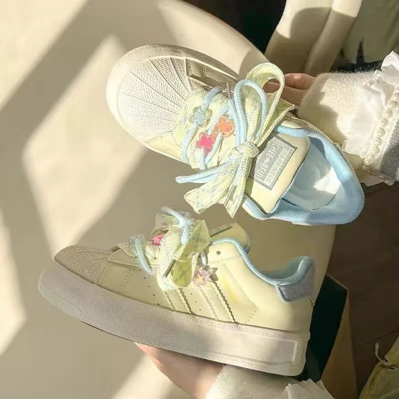 Damen Sneakers mit floralen Schnürsenkeln und weichem Innenfutter Heidi Mode - Image 2