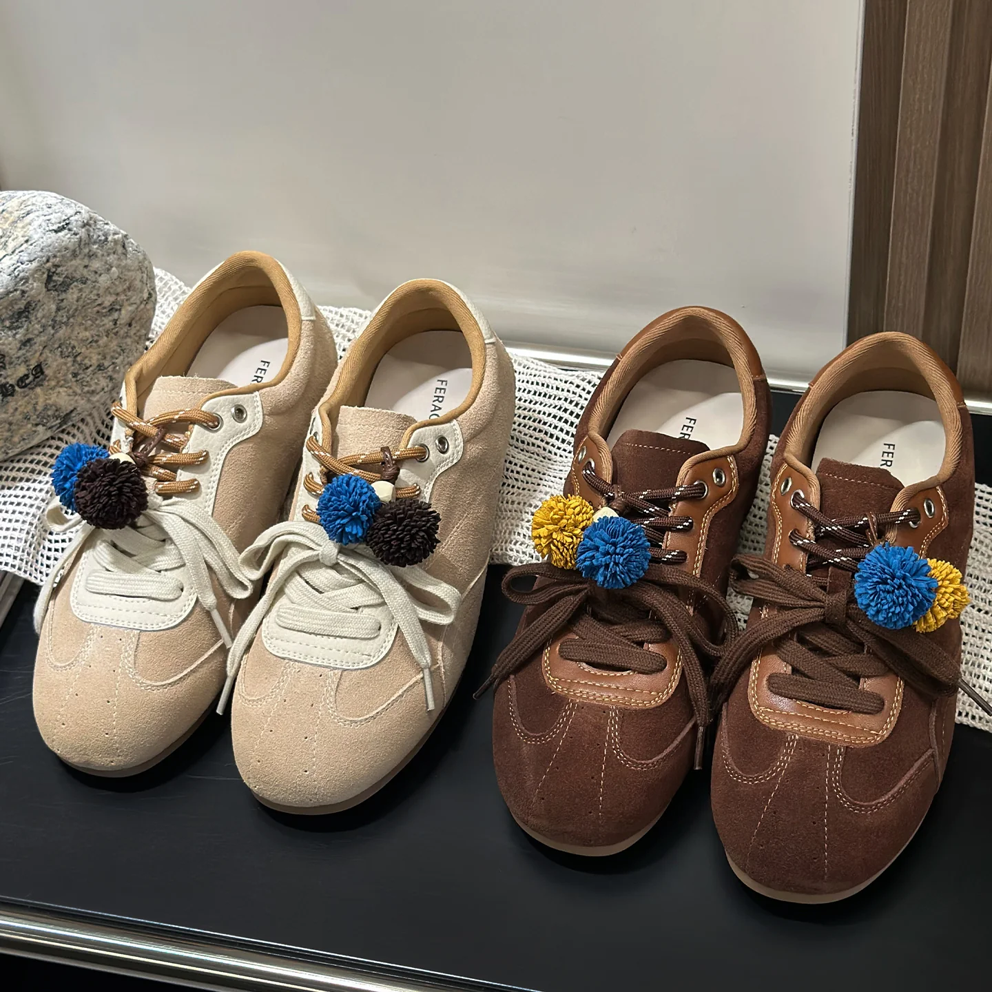 Damen Sportliche Sneaker mit dekorativen Pompons und flexiblem Schnürsystem Heidi Mode