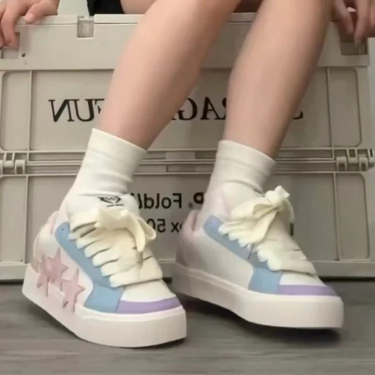 Damen Sportliche Sneaker mit kreativen Applikationen und dicker Sohle Heidi Mode