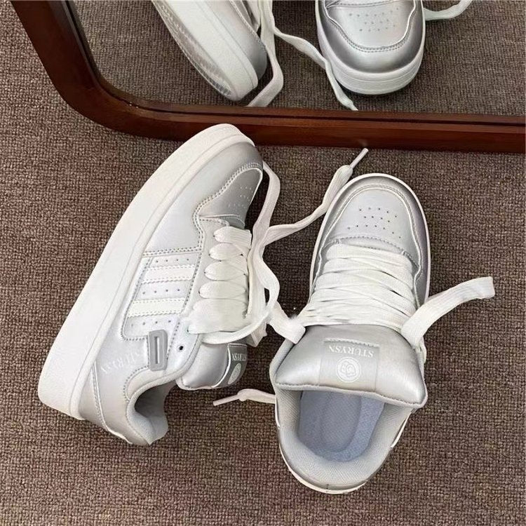 Damen Sportliche Sneaker mit Metallic-Oberfläche und gepolsterter Innensohle Heidi Mode - Image 2