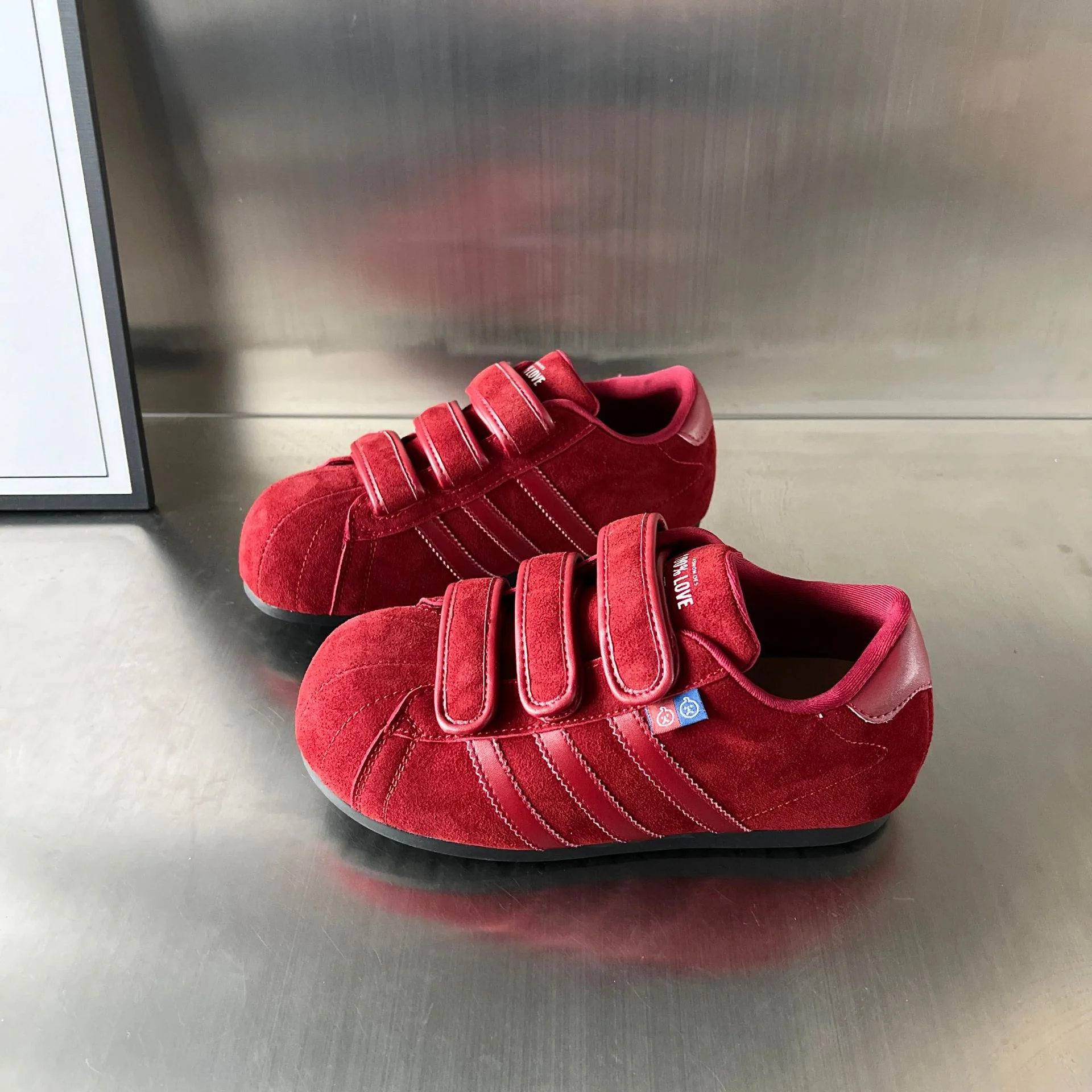 Damen Sportliche Sneakers mit praktischem Klettverschluss aus hochwertigem Wildleder Heidi Mode - Image 2