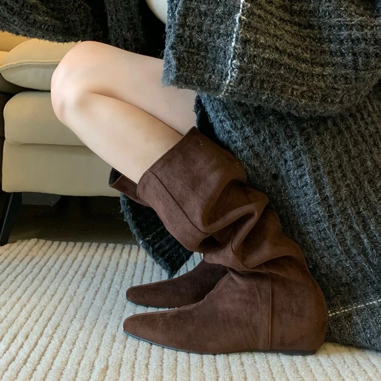 Damen Stiefel mit modischer Raffung und spitz zulaufender Zehenpartie Heidi Mode