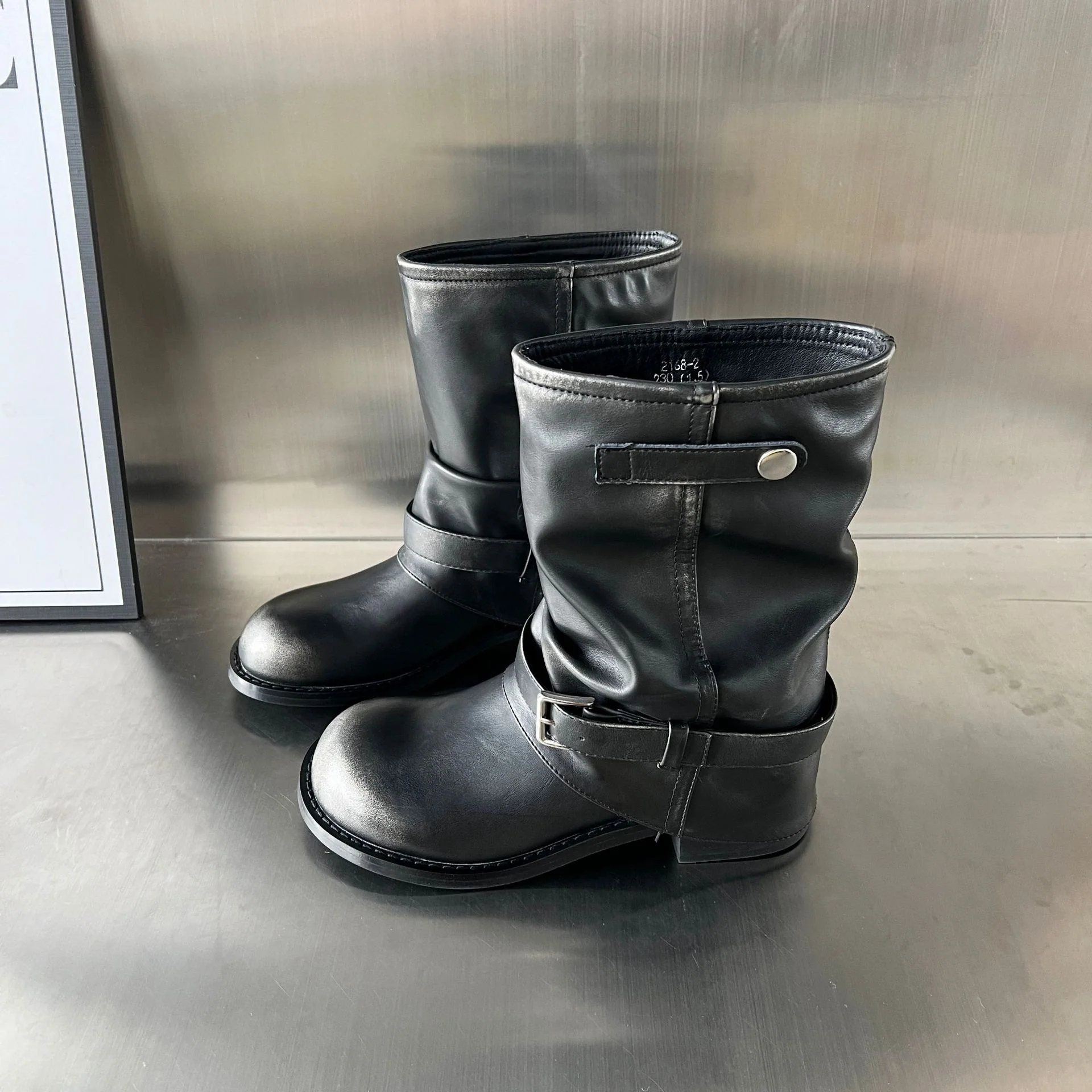 Damen Stiefel mit modischer Schließenverzierung und flexiblem Komfort Heidi Mode