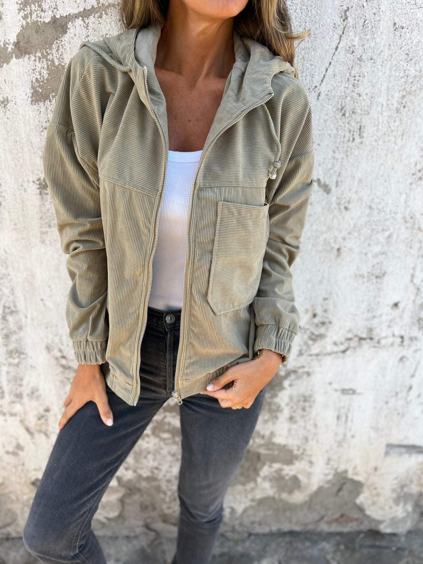 Heidi-Mode | Lässige Jacke mit Weißer Kapuze und Reißverschluss - Image 2