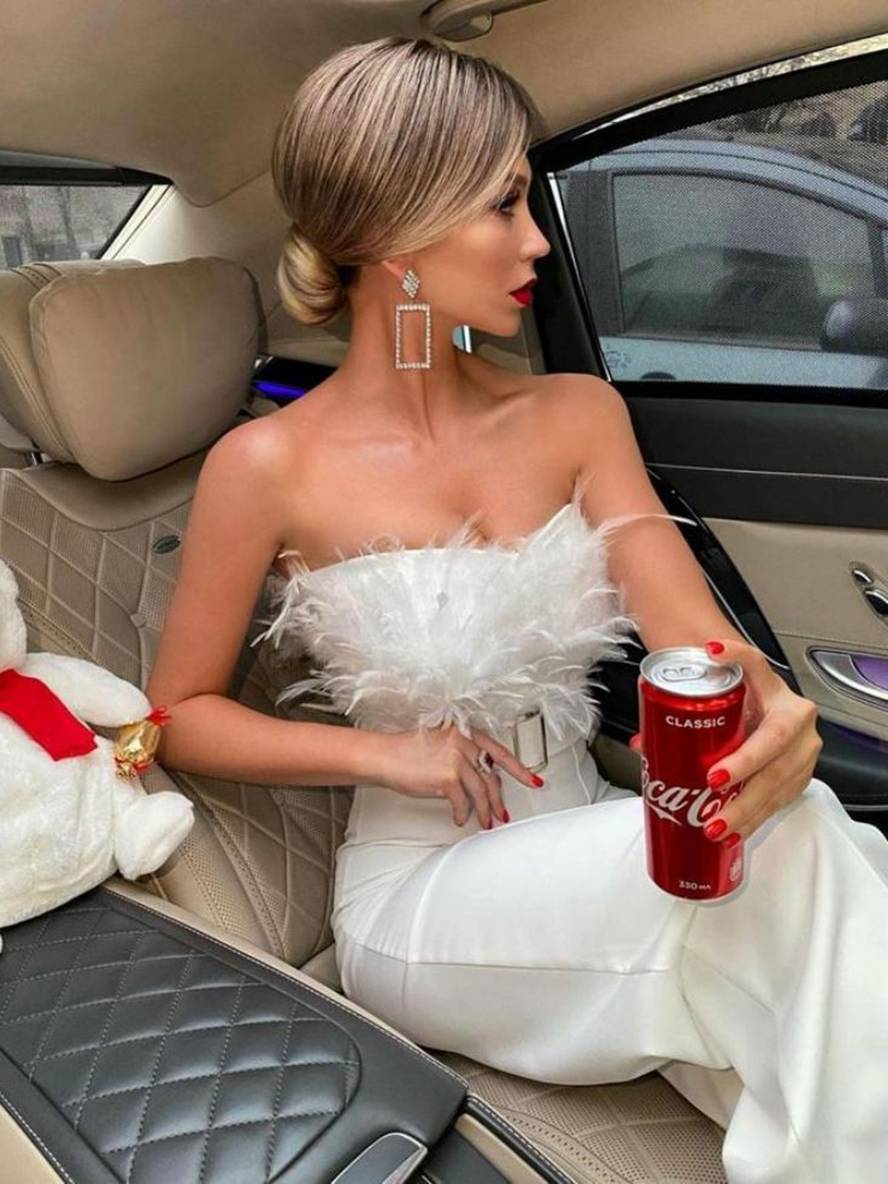 Heidi-Mode | Kombination Tube mit Gerader Beinform Bustier mit Federn Elegante Frau Weiß