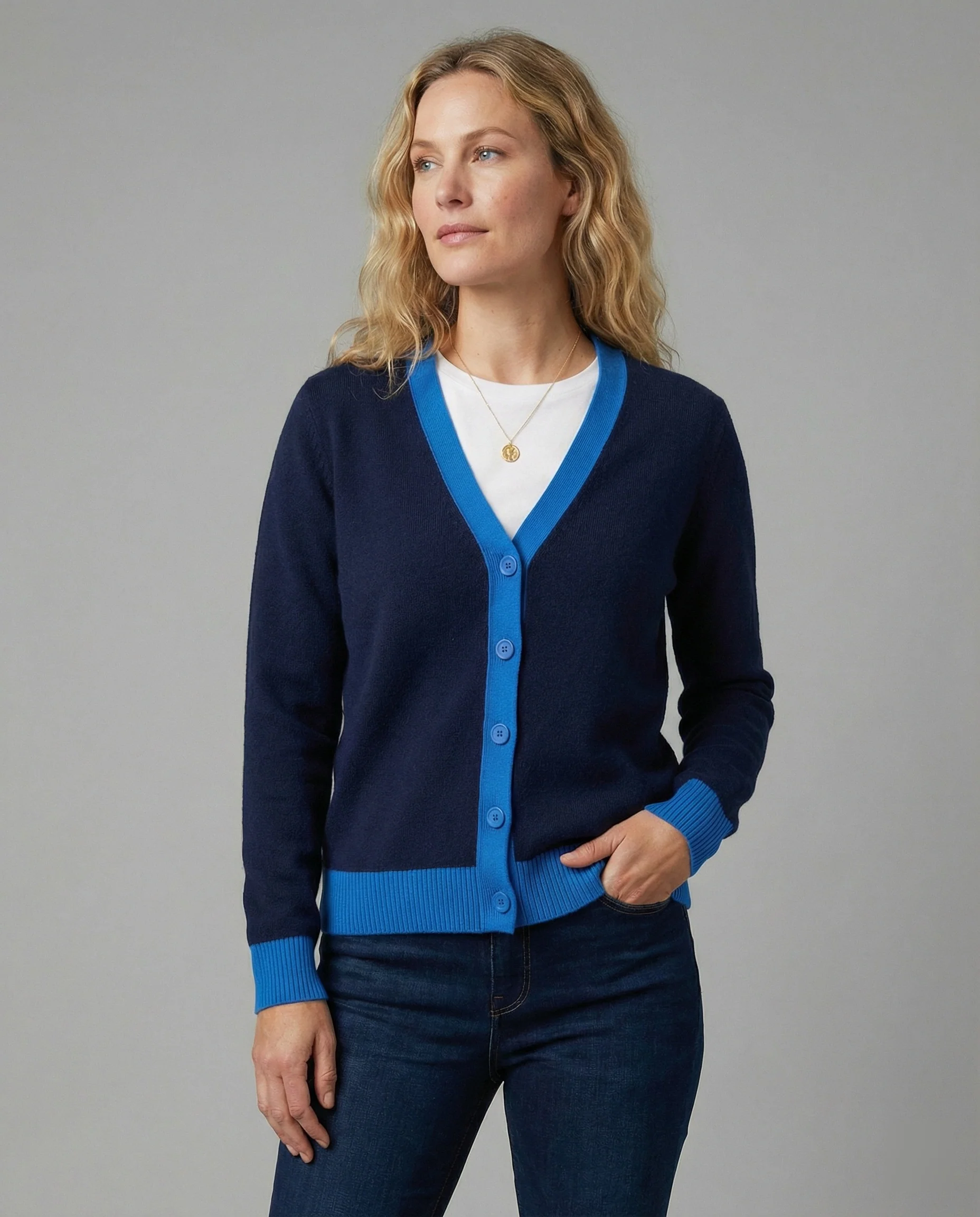 Retro Strickjacke im Hong Kong Stil mit buntem Blockdesign und Sternendeko