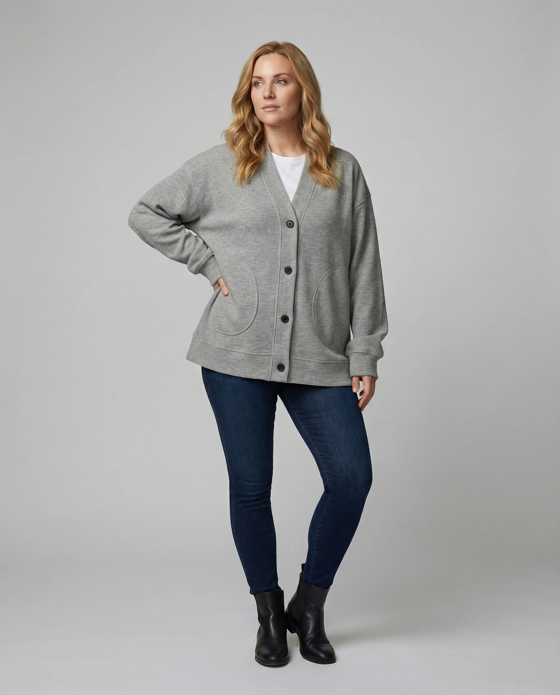 Weit geschnittene Strickjacke mit aufgesetzten Taschen und markanter Knopfleiste Heidi-Mode