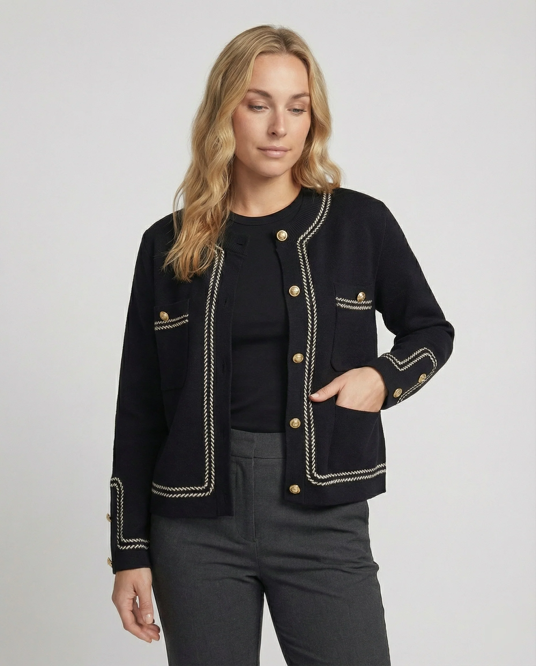 Zweiteiliges Feinstrick-Ensemble mit kurzem Cardigan